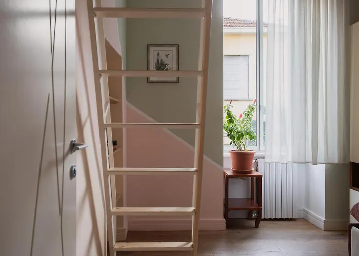 アパート Bellevue Rosselli コモ